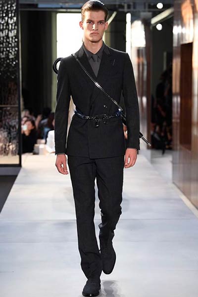 مجموعة Ricardo Tisci الأولى لدار Burberry... تصاميم راقية بلمسة جريئة